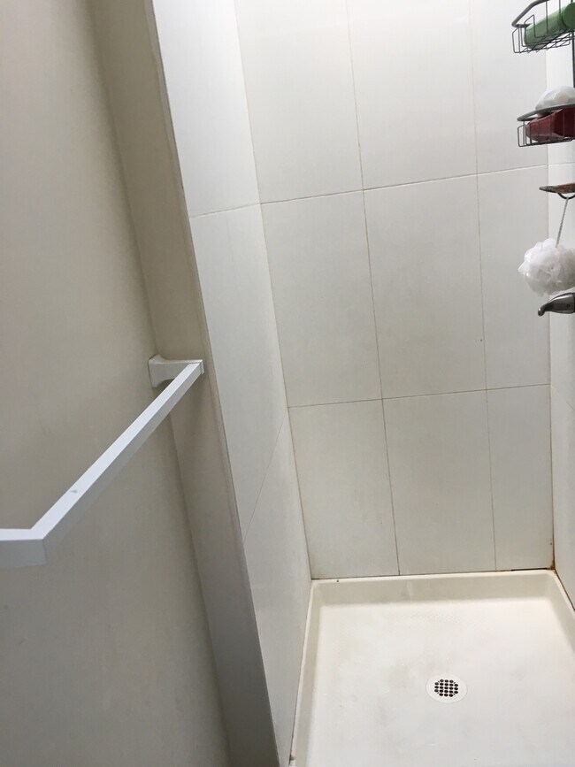 Foto del edificio - 399 Ellington Ave