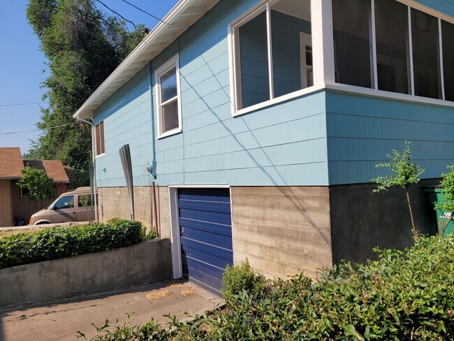Building Photo - Super cute 2 bedroom 1 bath washer dryer h...
