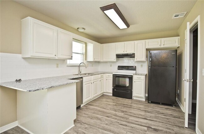 Building Photo - 810 Tyler St