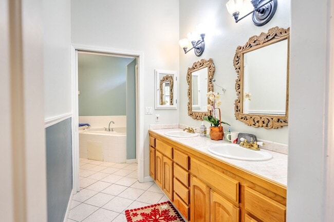 Foto del edificio - Large mountain home with 2 car garage and fenced in back yard.