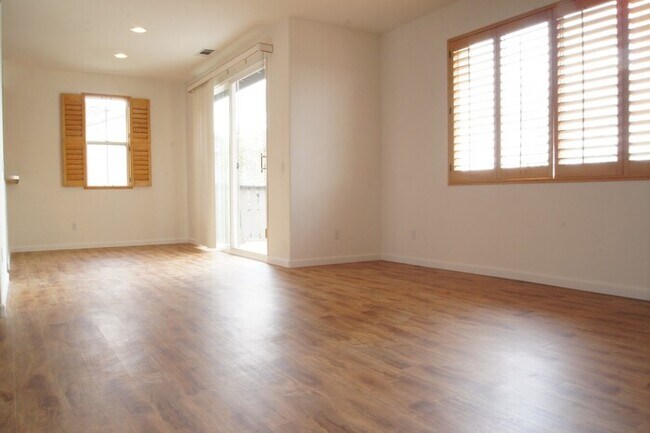 Building Photo - Lovely Rancho Carillo Townhome
