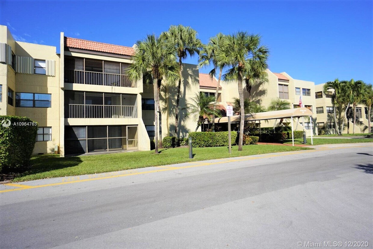 Foto principal - 220 Lakeview Dr