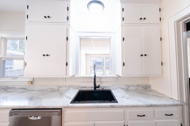 Building Photo - 4 BED / 2 BATH RENOVATED HOUSE CLOSE TO CH...