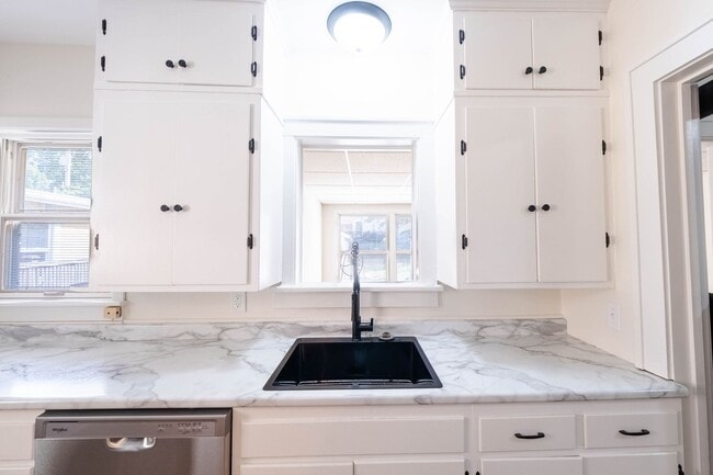 Foto del edificio - 4 BED / 2 BATH RENOVATED HOUSE CLOSE TO CH...