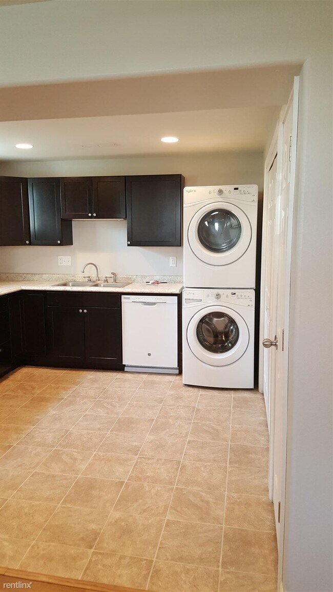 Building Photo - 2 br, 1 bath Duplex - 414 N 22nd St Lower ...