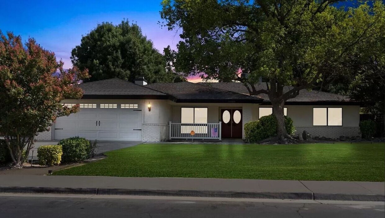 Primary Photo - Gorgeous Home in 93314 Area!