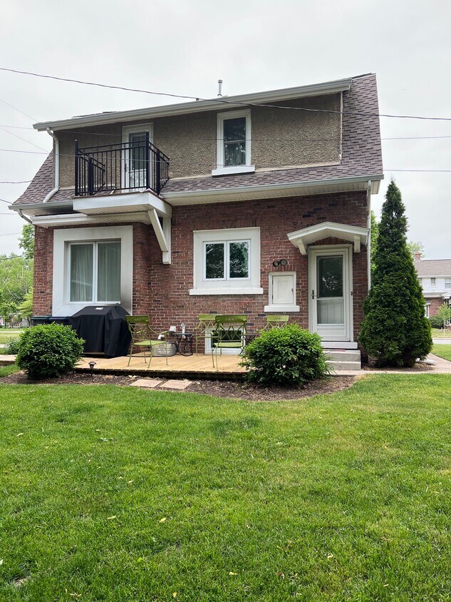 Primary Photo - 512 E Riverside Dr