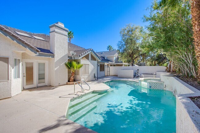 Foto del edificio - Beautiful 3Bed/3Bath cul-de-sac home located  in The Lakes Community with a sparkling pool and spa!