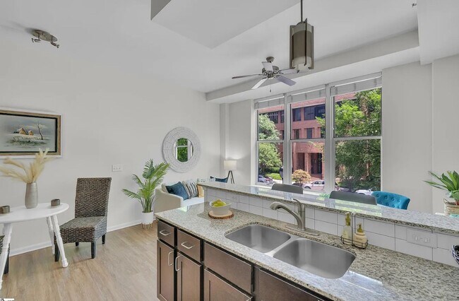 Foto del edificio - FULLY FURNISHED CONDO