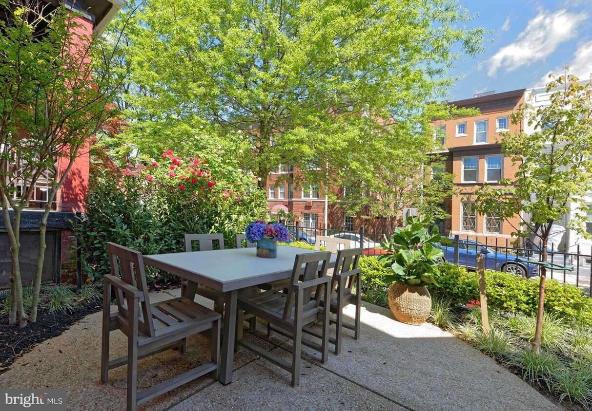 Primary Photo - 1015 D St NE