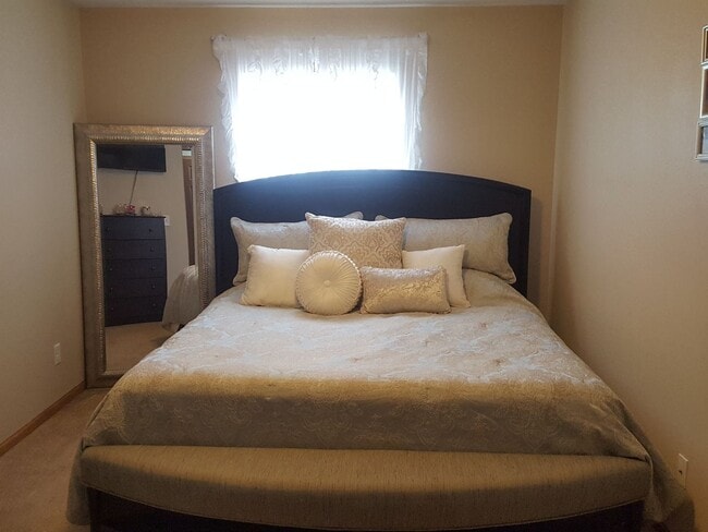 Building Photo - Beautiful 4 Bedroom, 4 Bath Townhome – Cedar Falls May 2025!