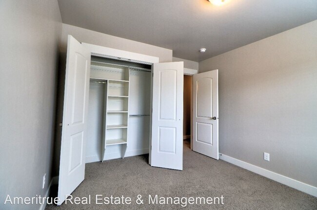 Foto del edificio - 3 br, 2.5 bath House - 598 N. 220 E.