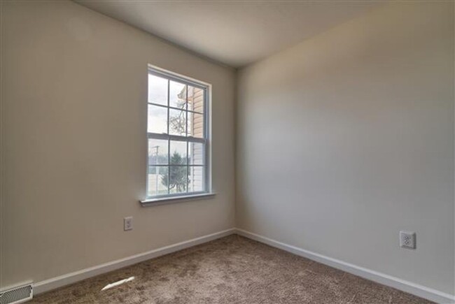 Foto del edificio - Townhome in Spring Grove Schools- Coming S...