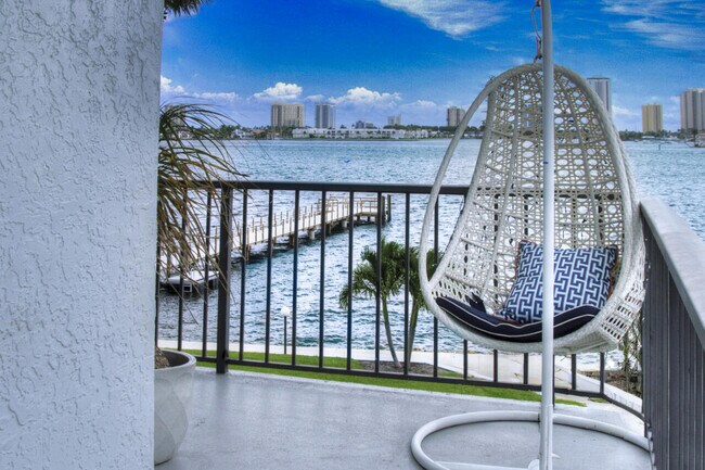 Foto del edificio - 3040 Lake Shore Dr