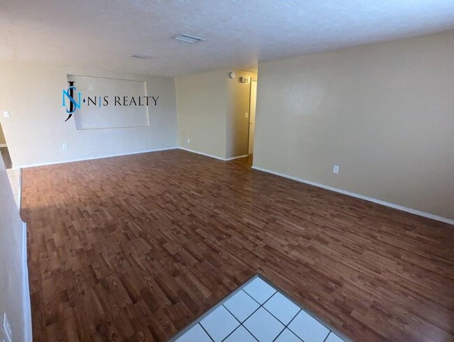 Building Photo - Beautiful updated 3/1.5/1 with large renov...