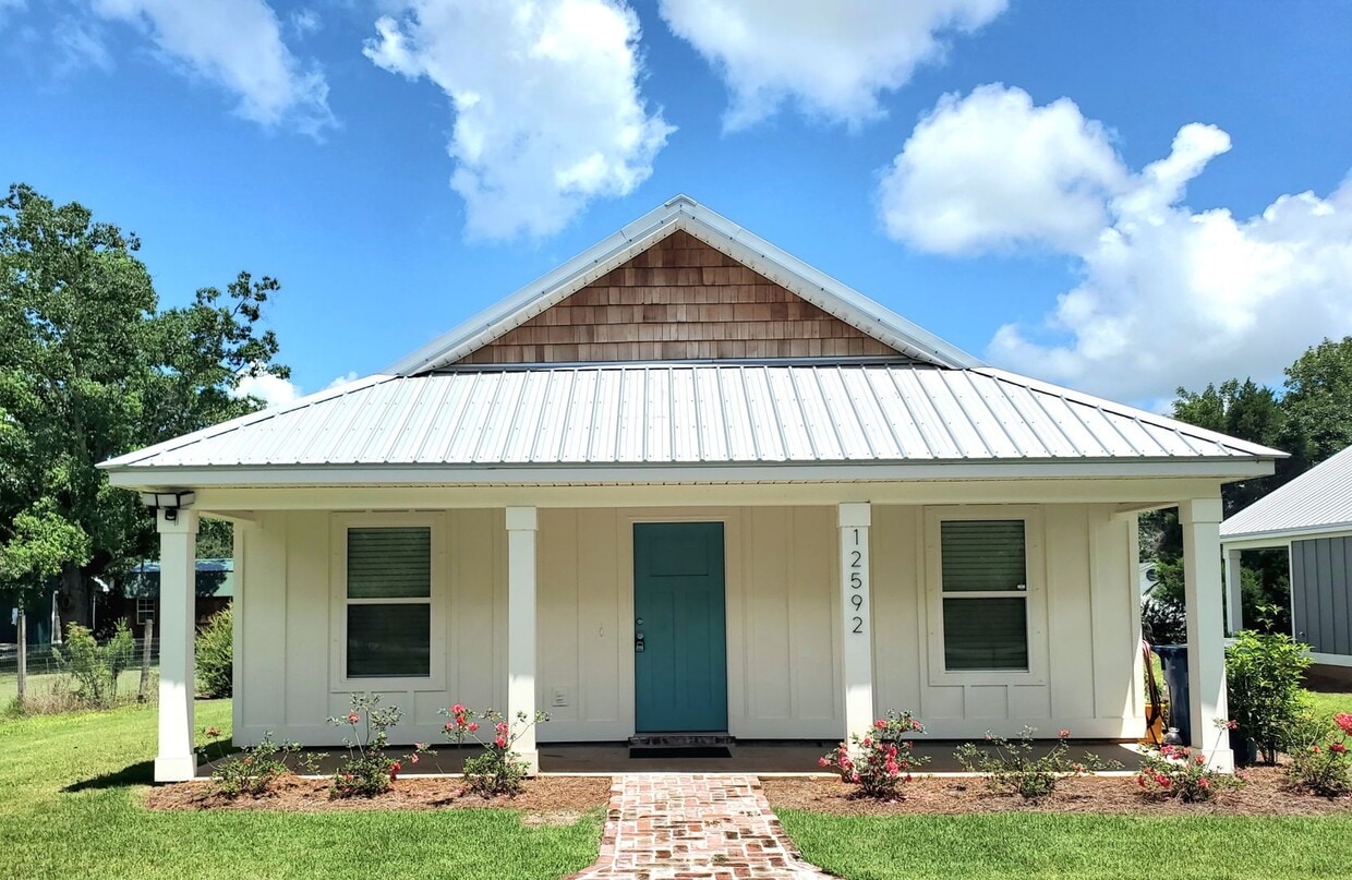 Primary Photo - Elberta cottage awaits!