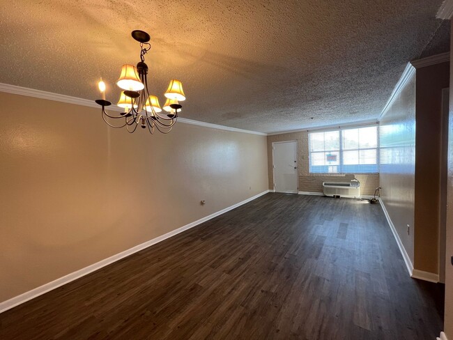 Building Photo - 2 BR CONDO NEAR LSU