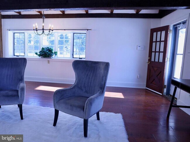 Foto del edificio - 2598 River Rd