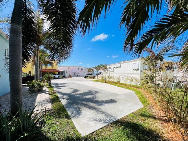 Building Photo - 1307 Nettles Blvd