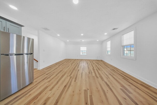 Building Photo - 11 Willet St