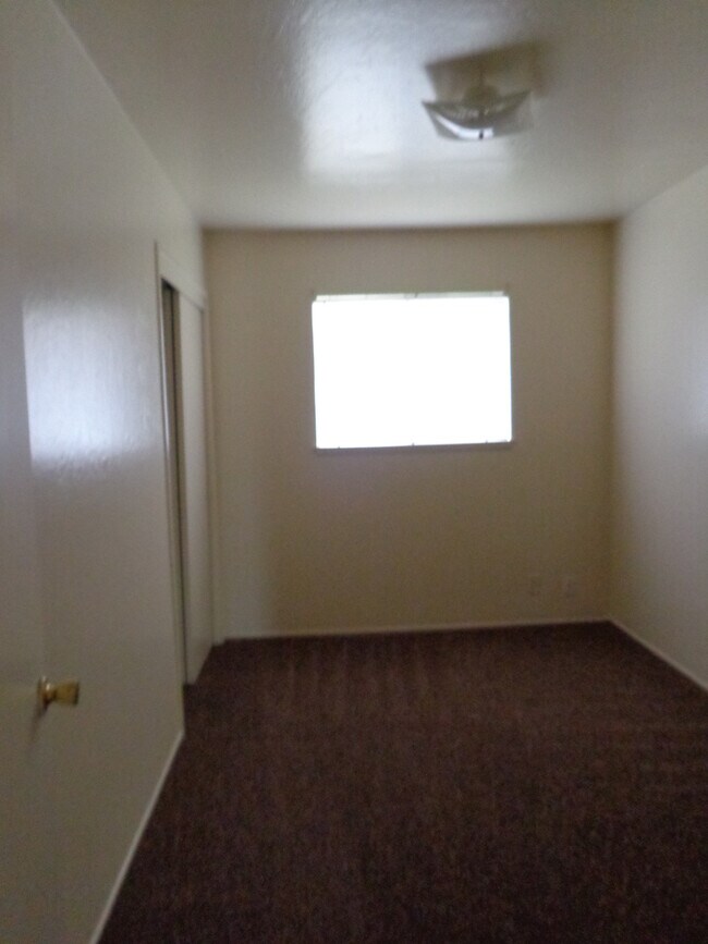 Building Photo - Adorable Three Bedroom