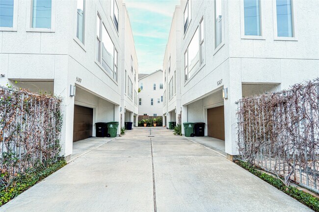 Foto del edificio - 5321 Lillian St