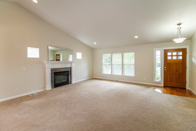 Foto del edificio - Beautiful 3-Bedroom, 2-Bath Home In The Ri...