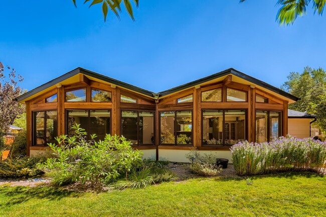 Building Photo - Sun Filled 4B/2.5B in Table Mesa - Availab...