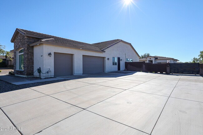 Foto del edificio - 6327 E Dixileta Dr