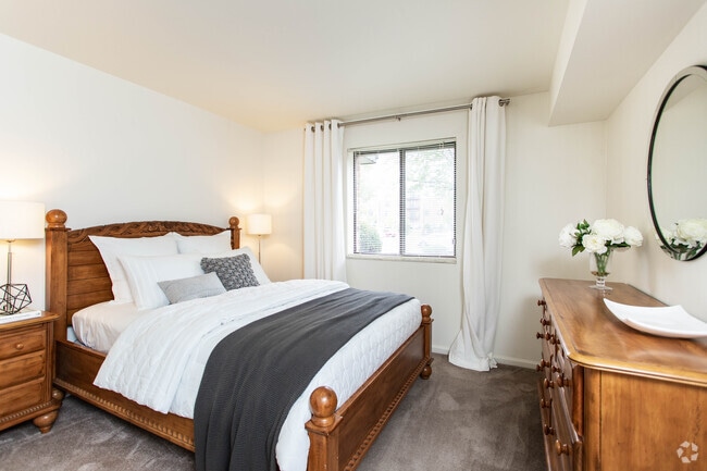 1BR, 1BA - 600 SF - Colony Club Apartments