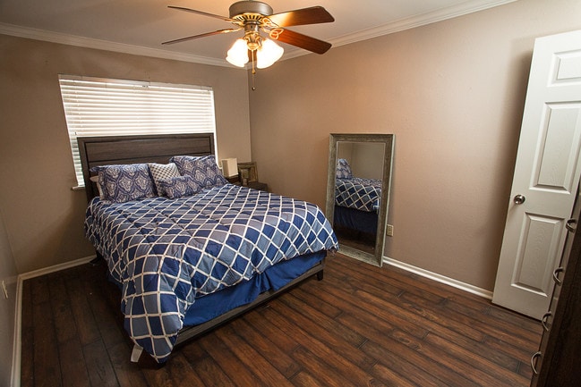 Master Bed - 211 Mackechney St