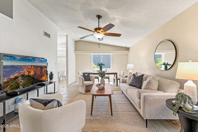 Foto del edificio - 6819 E Grandview Dr