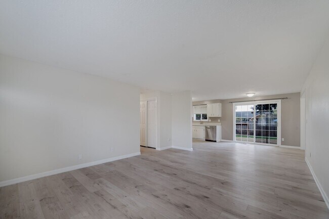 Foto del edificio - Living & Family Room! Freshly updated!