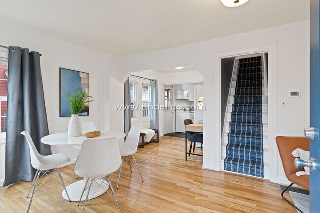 Building Photo - Updated 3 bedroom, 3 Level Home near New S...