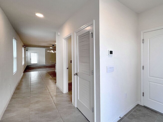 Foto del edificio - Four-Bedroom Home with Modern Finishes & Open Layout