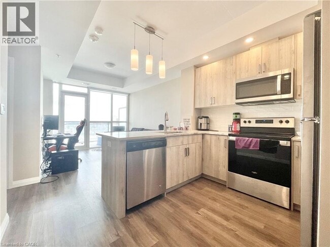 Building Photo - 60 Charles St W