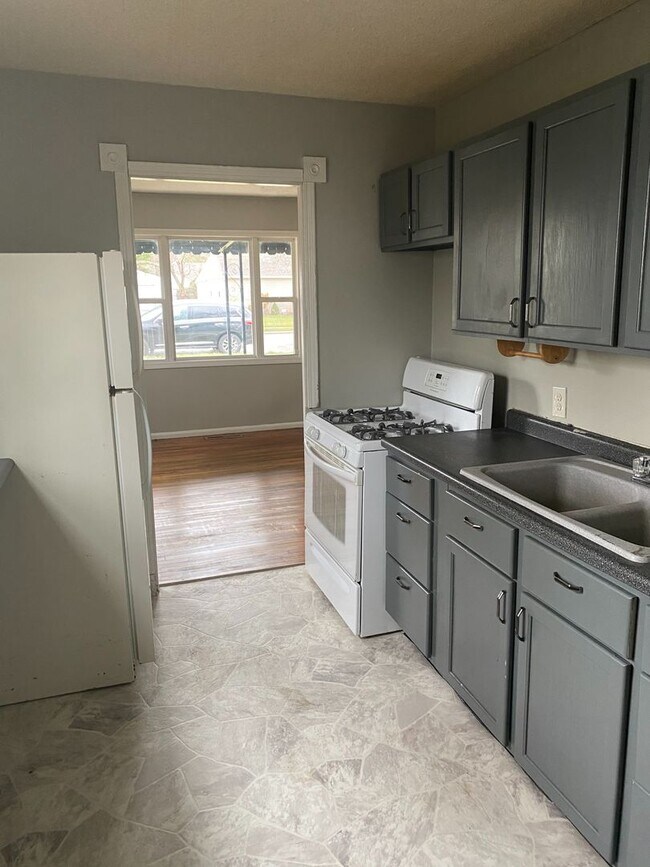 Building Photo - Beautiful single family, hardwood floors, fenced in back yard, 1 car garage.