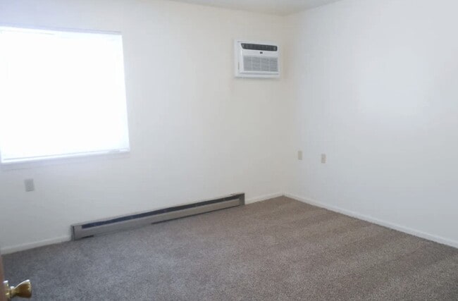 Building Photo - 201 Country Club Dr