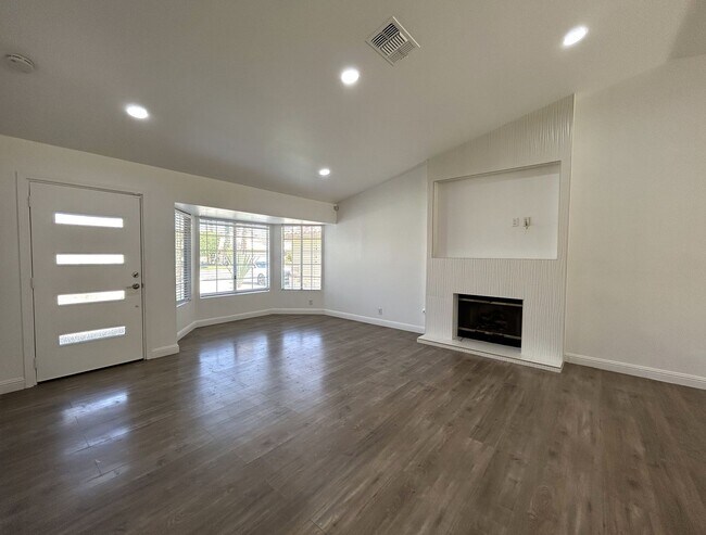 Foto del edificio - COMING SOON! GORGEOUS 3 Bedroom 2 Bathroom Cathedral City POOL HOME WITH SOLAR!