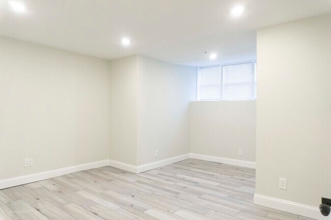 Building Photo - NO FEE! Pet OK Luxury 2bed Near BC and Cle...
