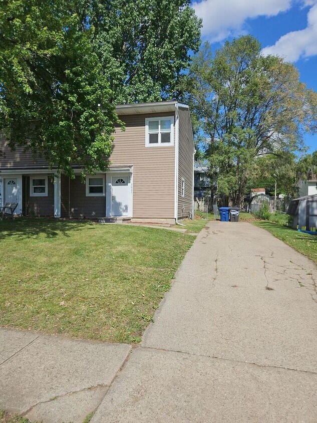 Foto principal - **Charming 3-Bedroom Duplex with Modern To...
