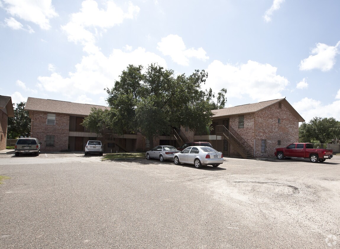 Live Oak Apartments in Weslaco, TX