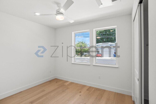 Building Photo - Unit