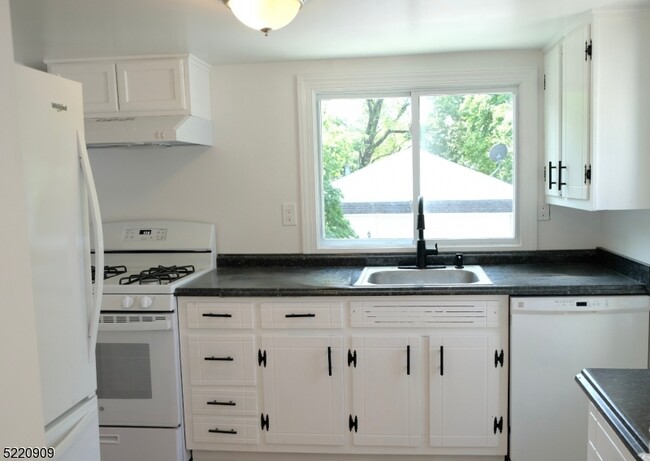 Building Photo - 27 E Hanover Ave