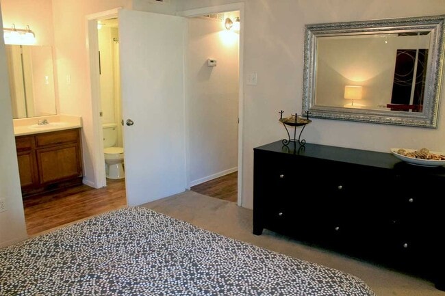 Building Photo - 2000 Cedar Bend Dr