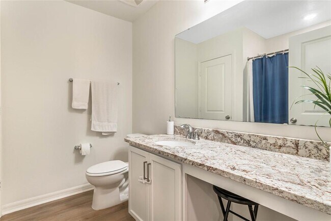 Foto del edificio - 495 Overpool Ave