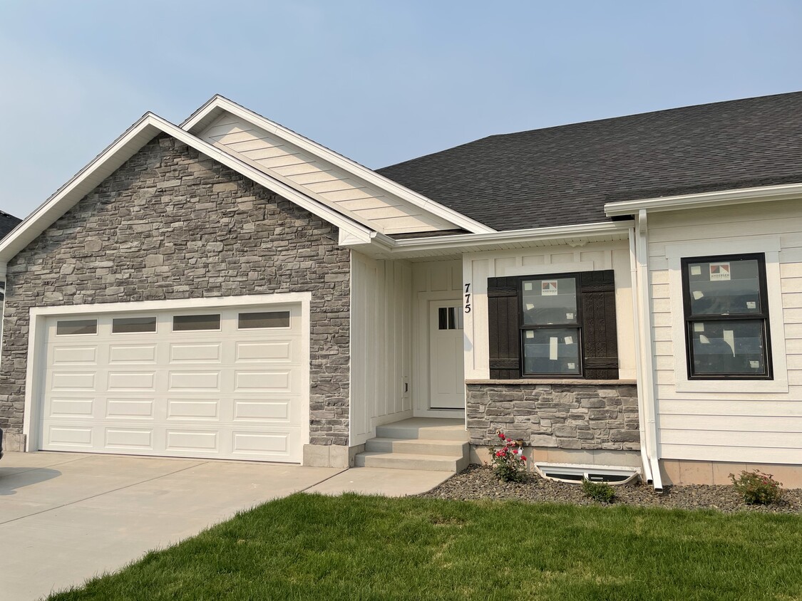 Primary Photo - 775 Silvermaple Dr