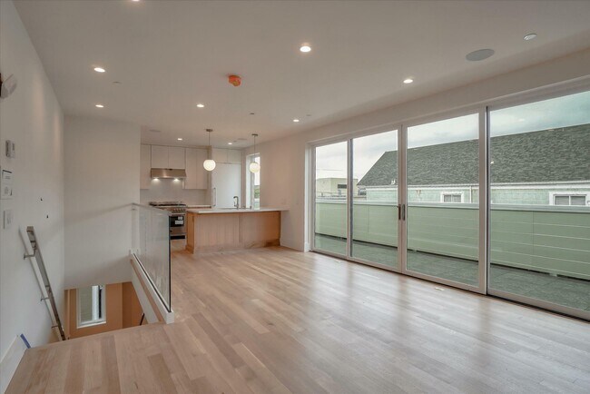 Building Photo - 1010 Stanyan St