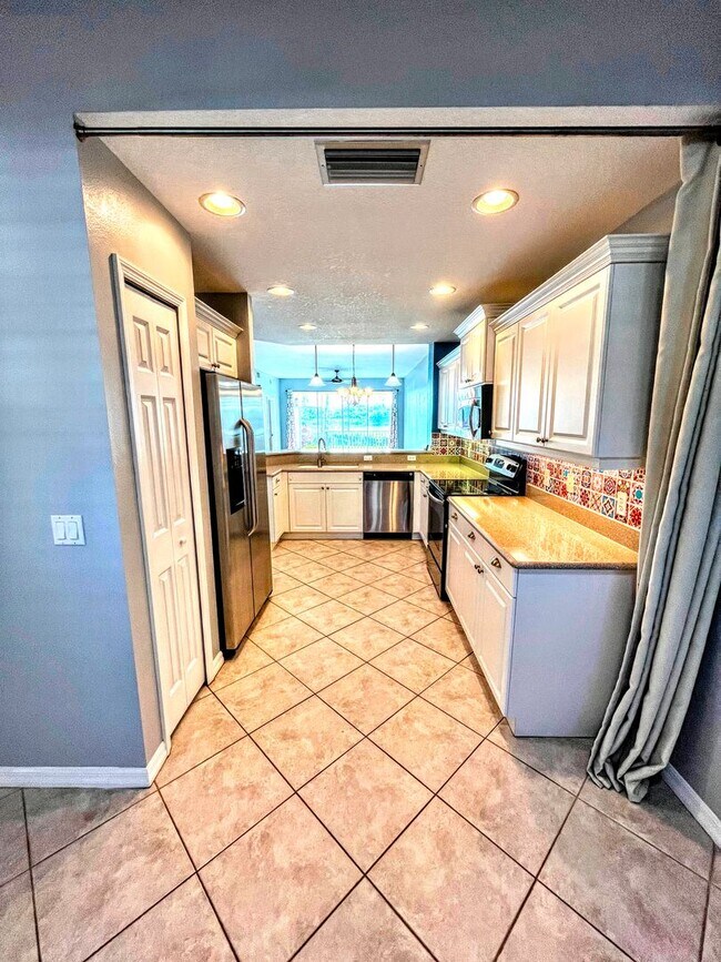 Building Photo - ANNUAL UNFURNISHED 2 bed 2 bath ground flo...
