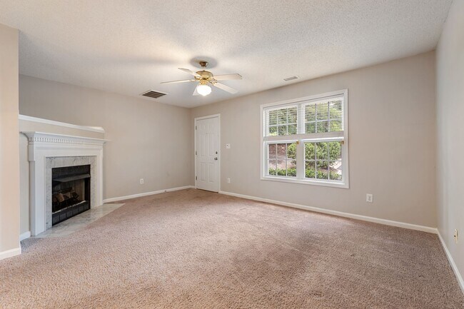 Foto del edificio - Charming 2-Bedroom Townhome in Prime Raleigh Location!